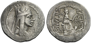 300: Tigranes II. Tetradrachm, Antiochia. Nercessian pl. 74 / A65-P8b (Av same die). Starting price: 900 euros. Hammer price: 6,500 euros.