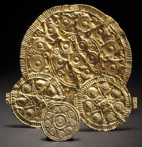 Four embellished discs of sheet gold, Middle Bronze Age, 15th - 14th cent. B.C. Hammer Price: 16,000 Euros.