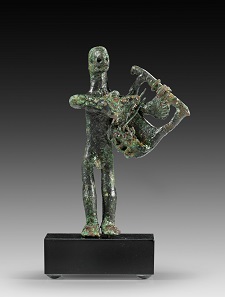 Lot 27: Lyre player. Central Italy, 8th cent. BC. Solid bronze cast. H. 7.8 cm. Dark-green patina, some strings missing. In the U.S. American W.F. Collection since 1979. Estimate: 3,000,- euros. Hammer price: 14,000,- euros.