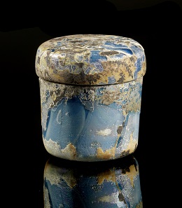 Lot 340: Pyxis. Roman, 1st cent. AD. H. 4.3 cm. Partially iridescence, intact. Ex Bernard Hearn Collection, London since 1975. Estimate: 1,000,- euros. Hammer price: 30,000,- euros.