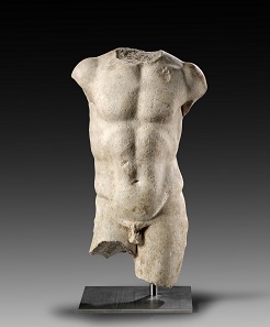 Lot 116: Torso. Roman Imperial times, 1st cent. AD. White finely chrystalline marble. H. 56 cm. Reverse left unfinished, obverse cleaned. Estimate: 25,000,- euros. Hammer price: 65,000,- euros.