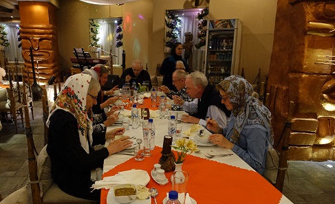 A glimpse of the international restaurant of the Pars Hotel: Notice the Easter Islandish looking columns in the background and the famous roux à l'Iranienne, a condiment that our Iranian guide did not want to go without even in this exotic restaurant. Photo: KW.