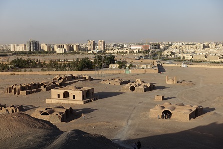 In the buildings at the foot of the towers of silence, the corpses were prepared, i.e. chopped up into smaller pieces. Photo: KW.