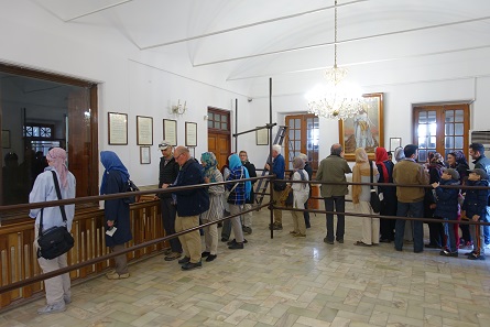 Waiting line at the fire temple... Photo: KW.