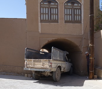 The old town is not really made for car traffic, which of course doesn?t keep a single car driver from passing through even the remotest alley. Photo: KW.