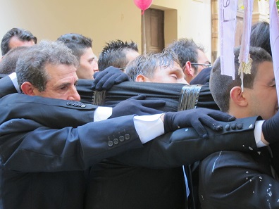 Carrier of a Christian Station of the Cross at a procession in Trapani. Photo: KW.