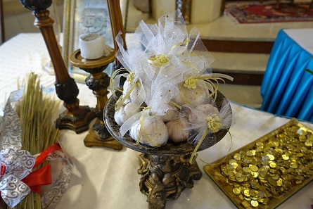 Garlic as Newroz decoration. Perhaps an inspiration for the next Christmas tree, maybe instead of the traditional Christmas tree ball? Photo: KW.
