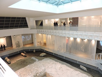 Archaeological remains were skillfully integrated into the exhibition on two floors. Photo: Roberto Ganganelli.