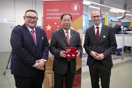 Michael Chou (left) and Ulrich Künker (r.) presenting Chinese Ambassador Shi Mingde with the very first set commemorating 45 years of Sino-German friendship.