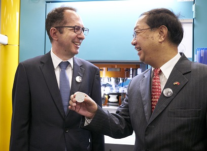 Together with Chinese Ambassador Shi Mingde, Dr. Norbert Riedel, official representative of the German government, is pleased with the German commemorative striking.