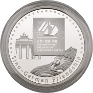Obverse: The logo of the 45th anniversary; in the background the Brandenburg Gate and the Great Wall of China, below ‘Sino-German Friendship’.