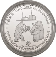 Reverse: The Berlin Bear welcomes two pandas with a bouquet of flowers. In the background landmarks of Berlin. Below Sino-German Friendship in English, German and Chinese.