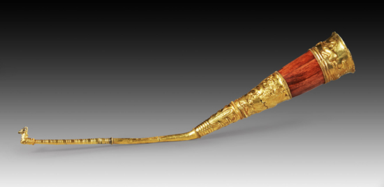 Lot 502: Gold rhyton decorated with animals. Hellenistic times, Northern Black Sea Region, 2nd to 3rd cent. BC. L ca. 58.4 cm. Restored and stabilized with wood core, cracks in gold leaf. Estimate: 5,000,- euros. Hammer price: 40,000,- euros.
