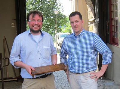Christoph Raab (r.) hands over an abacus to a representative of the ‘Schlossbauverein’ as a gift for the collection on occasion of a visit by the VdDM at the Castle Burg. Photo: UK