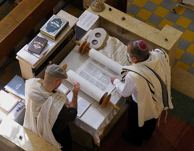 Torah scrolls continue to be an indispensable element of Jewish services. Photo: Roy Lindman / Wikimedia Commons / CC BY-SA 3.0.