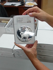 Naturally, NGC is happy to present oversize items fitted into their special holders. Photo: UK.