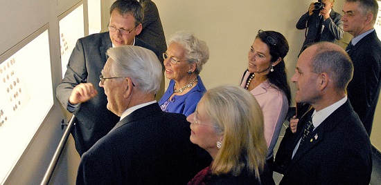 Bernhard Weisser, Erivan and Helga Haub (from left to right) visiting the showroom of the Münzkabinett in 2009 with their family. Image: Staatliche Museen zu Berlin, Münzkabinett.