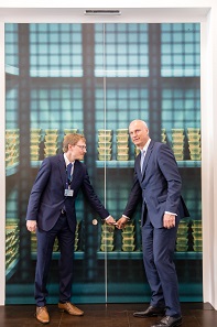 Carl-Ludwig Thiele (right) opens with Alexander Ruske (Numismatist of the Bundesbank, left) on April 10th 2018 the door to the exhibition. Photo: Nils Thies.
