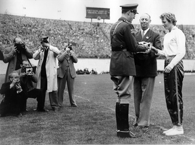 Fanny Blankers-Koen and Prinz Bernhard meeting at the Olympia stadium in Amsterdam June 26, 1949. Photo: Ben van Meerendonk / AHF, IIS Collection, Amsterdam / CC BY-SA 2.0