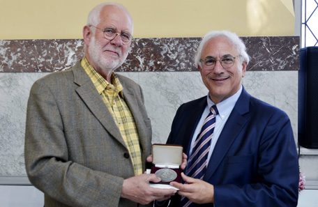 Donald Scarinci, Chairman of the Saltus Award Committee of the American Numismatic Society, presented the J. Sanford Saltus Award to Dutch artist Geer Steyn at the American Delegation reception in the Canadian Museum of Nature.