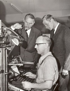 Richard Borek II and Richard Borek III at the typesetting machine, 1967. Photo: Borek.