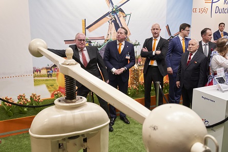 The new owners of the Royal Dutch Mint presented visitors with a new special coin, only issued at the World Money Fair. Photo: WMF.