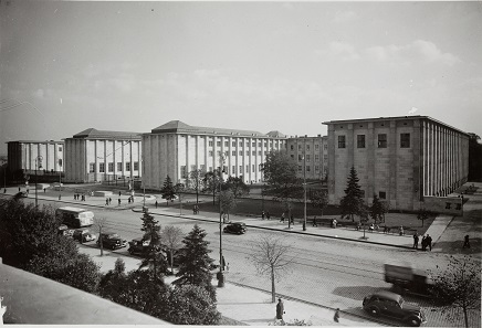 Facade of the gigantic National Museum in Warsaw in the year of 1938. Photo: Encyklopedia Powszechna PWN 1959.