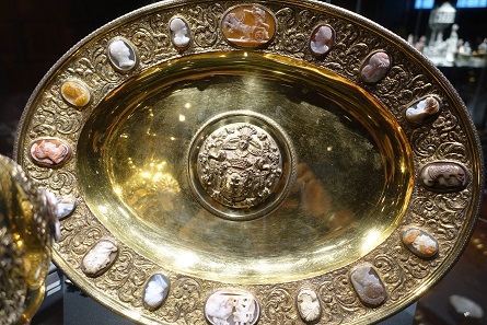 A Baroque bowl with gems. Photo: UK.