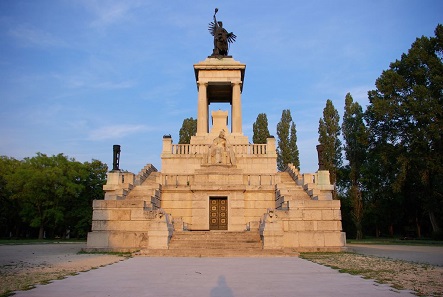 The statue atop the famous Lajos Kossuth mausoleum. As Governor-President at the time, he presented the Hungarian Declaration of Independence during the Hungarian Revolution of 1848/49 / Photo: Daniel Wessel / CC BY 3.0.