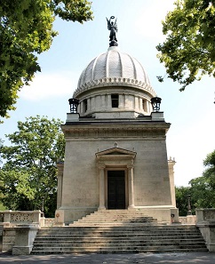 The back of the coin shows the Deák mausoleum. Ferenc Deák became the first Hungarian Minister of Justice in 1848 / Photo: Misibacsi / CC BY-SA 2.5.