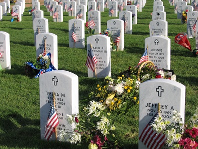 Decorated graves at Fort Logan National Cemetery in Denver/Colorado. Photo: Tony Massey / CC BY-SA 2.5.