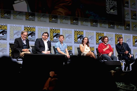 Director Steven Spielberg and Author Ernest Cline with the cast of “Ready Player One” at San Diego Comic-Con. Photo: G. Skidmore / CC BY-SA 2.0