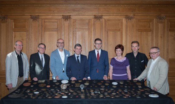 On September 19, 2018 the Leipzig University Library first presented the newly-acquired collection of medals made by Bruno Eyermann to the public. l. to r.: Prof. Dr. Ulrich Johannes Schneider, Director of Leipzig University Library; Detlev Hölscher, Fritz Rudolf Künker GmbH & Co. KG Osnabrück, and representative of the Verband der Deutschen Münzenhändler e.V. (VDDM); Prof. Dr. Frank Druffner, Deputy Secretary-General of the Kulturstiftung der Länder; Andreas Koch, from Sparkasse Leipzig; Alexander Salomon, Ostdeutsche Sparkassenstiftung; Monika Thieme, widow of the collector Klaus Thieme; Dr. Christoph Mackert, curator of the coin collection of the Leipzig University Library; Dr. Rainer Grund, curator of the coin cabinet of the Staatliche Kunstsammlungen Dresden. Photo: Olaf Mokansky, Leipzig University Library.