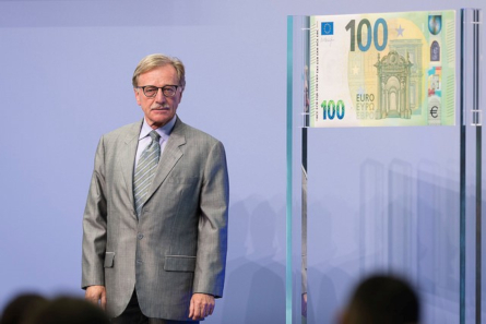 Yves Mersch unveils new 100 euros Europa series. Photo: Press office of the European Central Bank.
