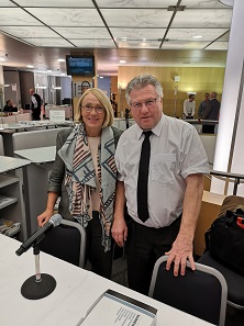 Ruth Niedermann (left) and Ruedi Kunzmann once again applied all their expertise in the organization of the International Coin Fair in Zurich. Photo: LS.