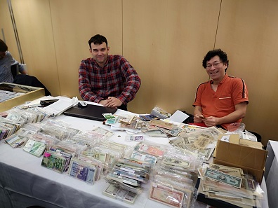 An extensive selection of banknotes was offered at the table of Henri Hirose. Photo: LS.