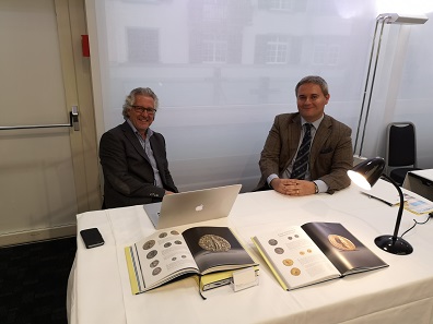 Before they rushed off to their own auction, Leu Numismatic AG also offered their expertise at the coin fair. Photo: LS.