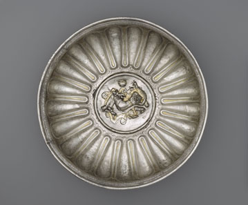 Bowl with a Medallion Depicting Omphale. Roman, 1-100 CE. Inscribed: “MERCVRIO AVGVSTO Q DOMITIVS TVTVS EX VOTO ” (To Augustan Mercury, Quintus Domitius Tutus in fulfillment of a vow). Find-spot: Berthouville, France. Silver and gold. H. 8.2 cm; Diam. 28.9 cm. Bibliothèque nationale de France, Paris: Inv. 56.11. Photo: Tahnee Cracchiola © Getty-BnF.
