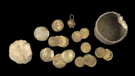 Mixed Fatimid-Byzantine hoard with bronze pyxis, dated to the end of the 11th century. The hoard also contained a filigree earring. In the photo on the left, the improvised ceramic stopper. Photo: Clara Amit, Israel Antiquities Authority.
