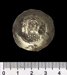 Convex shaped nomisma histamenon of Michael VII Doukas (1071-1079). Photo: Clara Amit, Israel Antiquities Authority.