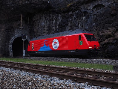 A SBB locomotive features a celebratory paint job. © Swissmint.