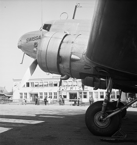 A Swissair DC-2 at Dübendorf, 1935. Photo: ETH Image Archive.