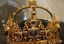 Strängnäs: Stolen Crowns Discovered in Trash Can
