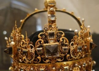 Strängnäs: Stolen Crowns Discovered in Trash Can