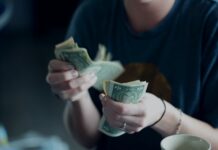The Ban of Cash-Free Stores