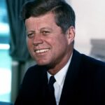 02_800px-John_F._Kennedy,_White_House_color_photo_portrait