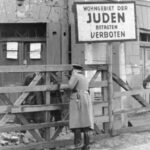 00Bundesarchiv_Bild_101I-133-0703-30,_Polen,_Ghetto_Litzmannstadt,_Torposten