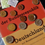 Foto 00 und 01 Münzen aus der DM Zeit, gefunden in einer Zigarrenschachtel