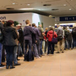 00 Lange Schlange am Eingang zur Numismata Berlin 2019