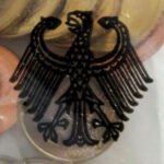 01 Adlerdarstellung auf den Beuteln von A, D, F, G in offener Form.